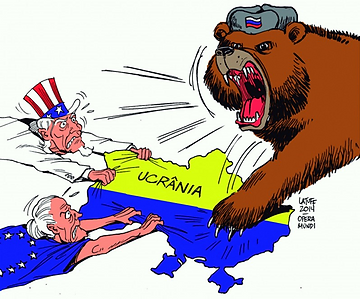 A charge mostra um urso com a bandeira da Rússia atacando dois homens, um com a bandeira dos Estados Unidos e outro com a bandeira da União Europeia. O urso representa a Rússia, que é um símbolo nacional do país. Os dois homens representam os aliados da Ucrânia, que são contrários à intervenção russa no território ucraniano. Os três animais estão puxando um mapa da Ucrânia, que é a causa do conflito.
